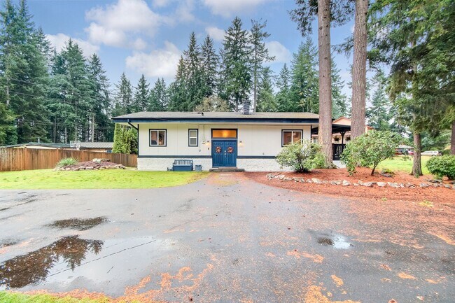 Building Photo - Beautifully renovated Home Briarwood!