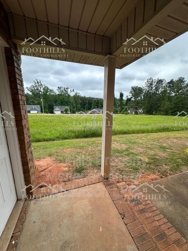Building Photo - 415 Nelson Dr