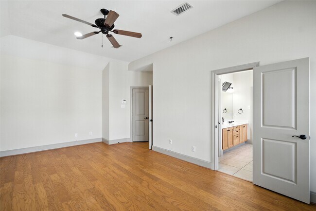Building Photo - 2318 Camden Dr