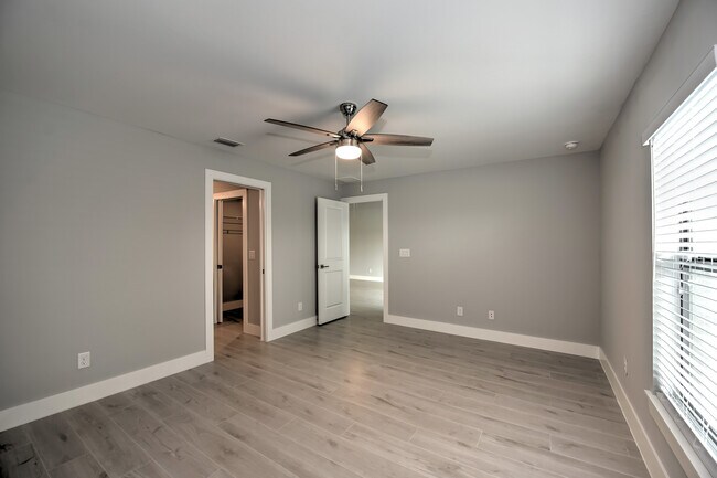 Building Photo - 231 SW 47th Ter