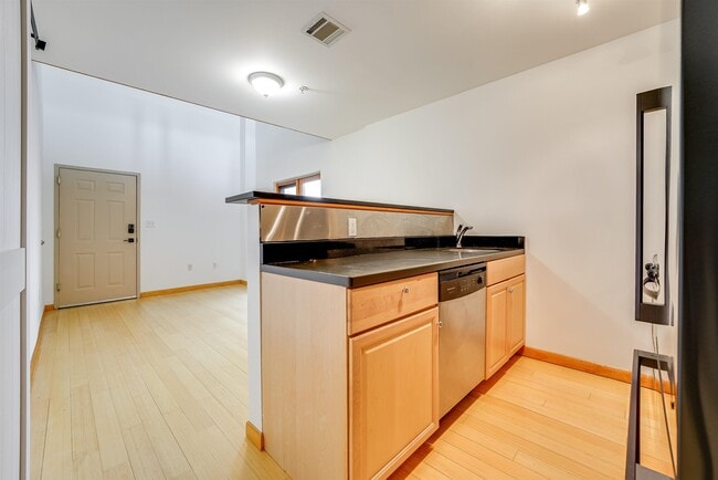 Building Photo - 416 63rd St