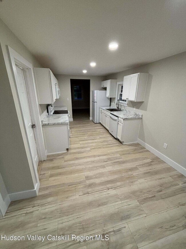 Building Photo - 13 Saugerties Manor Rd