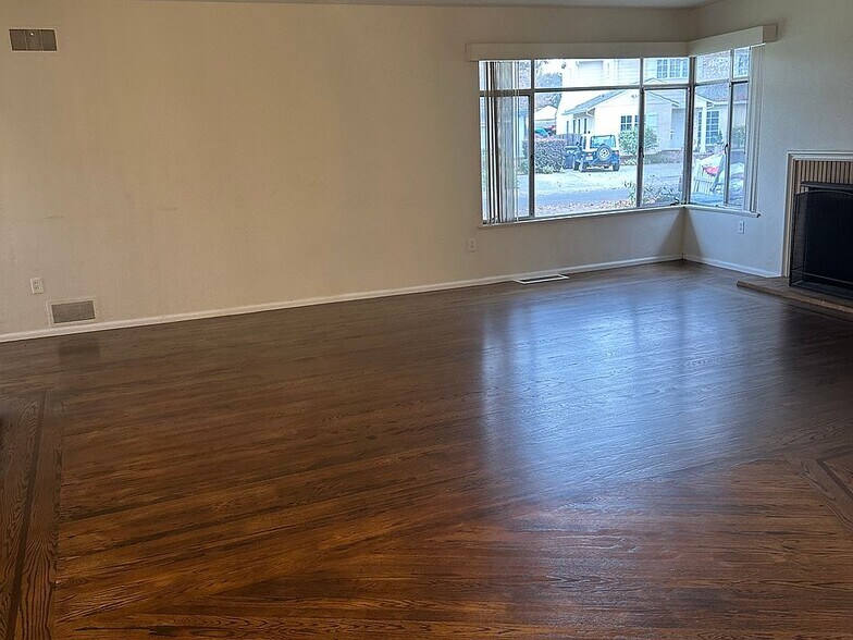 Building Photo - 2950 Land Park Dr