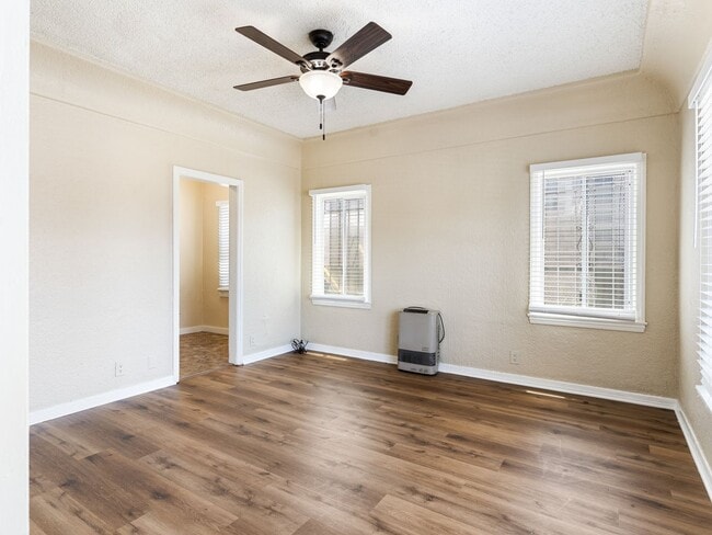 Building Photo - 1324 Peterson Avenue