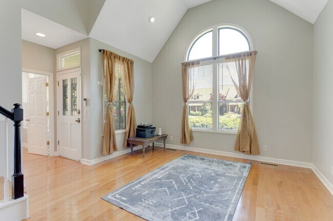 Building Photo - Charming 2 Bed 2 Bath Home on Historic Rus...