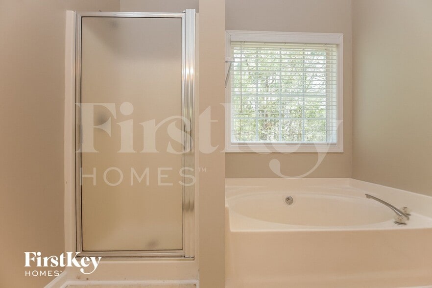 Building Photo - 136 Four Oaks Dr