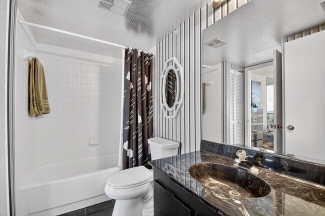 Building Photo - 8200 Lakeshore Dr