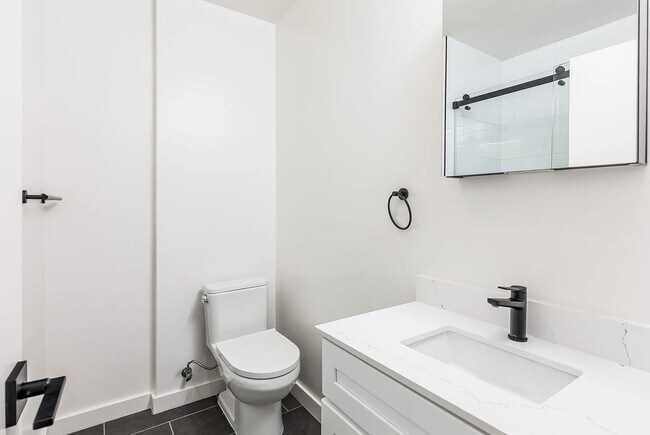 Building Photo - 903 Pine St