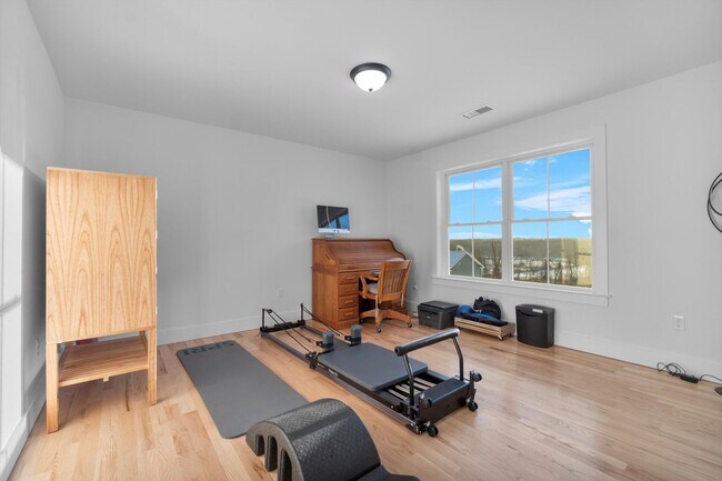 Building Photo - Move In Ready: Custom-built home
