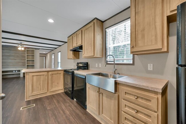 Building Photo - 20204 Sherwood Dr