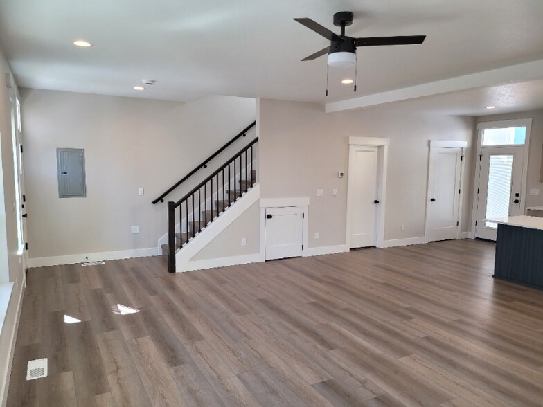 Building Photo - 877 Park Ave NE