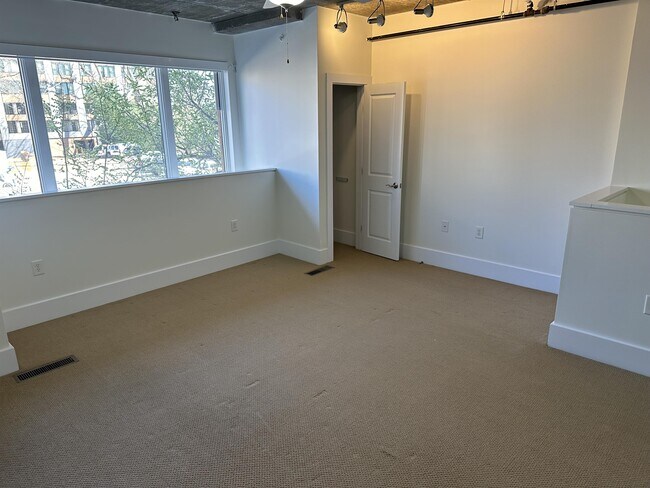 Building Photo - 444 S Blount St