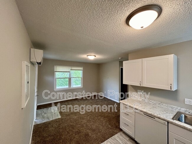 Building Photo - 8160 Oak Dr