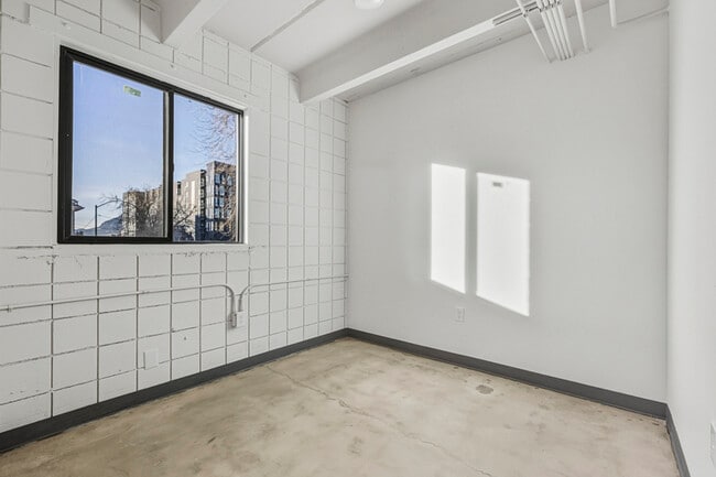 Building Photo - 415 S Weber St