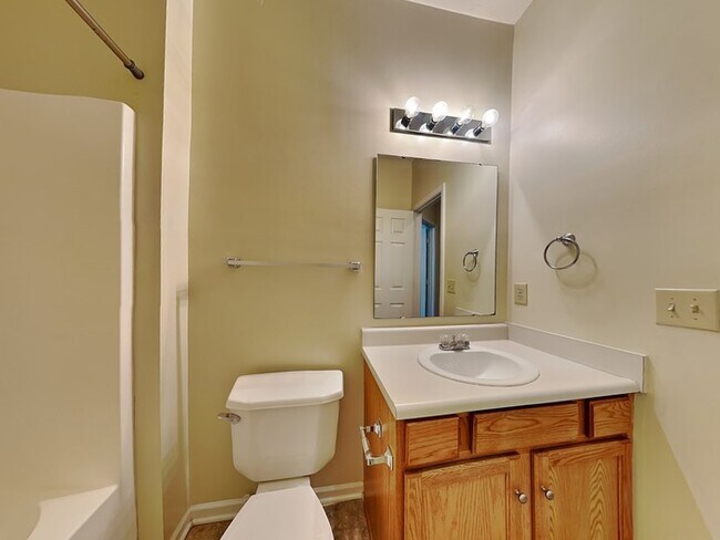 Building Photo - 3 bed 2 bath in Avon with privacy fence an...