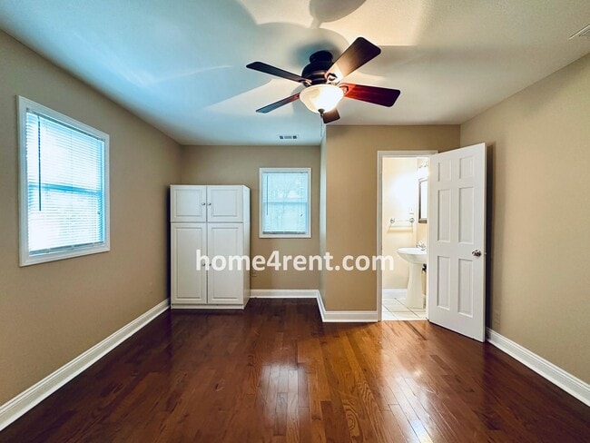 Building Photo - Adorable Ranch in Roeland Park w/ Wood Flo...