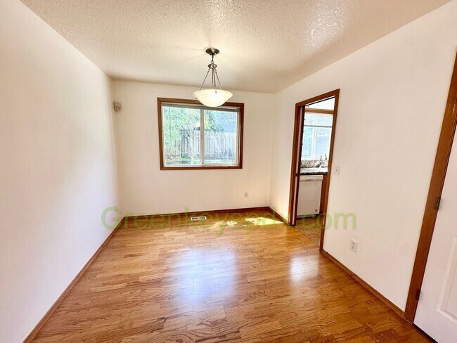 Building Photo - Beautiful 3-Bedroom House with 2.5 Bathroo...