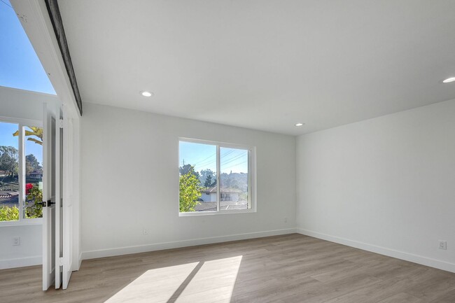 Building Photo - Beautifully remodeled single-story home in the heart of Solana Beach!