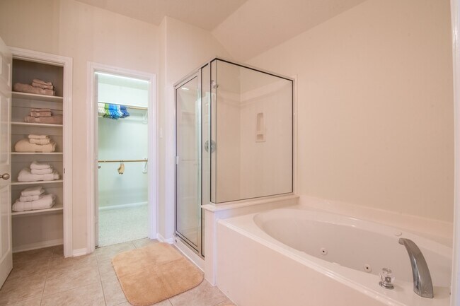 Building Photo - 15 Aquiline Oaks Pl