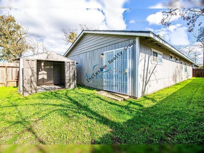 Building Photo - Stunning Renovated 3-Bedroom Home with 2 C...