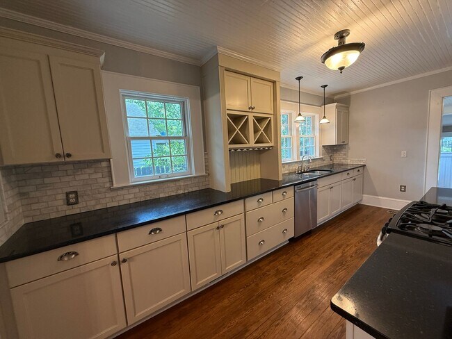 Building Photo - Gorgeous 4 Bed, 3 Bath Haymount Home