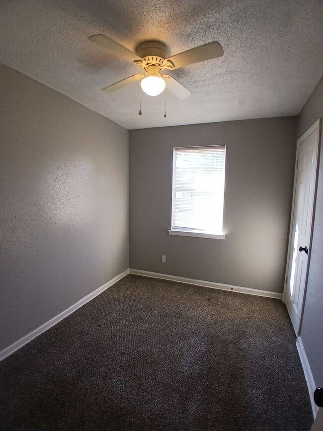 Building Photo - Move in Ready 4 Bedroom, 1 Bath | Open to Section 8
