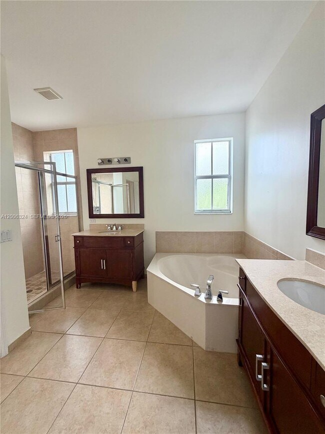 Building Photo - 10747 NW 76th Ln