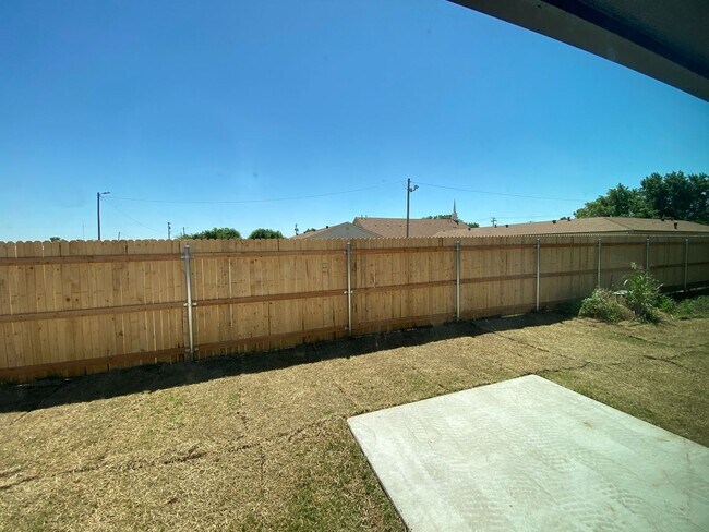Building Photo - 3 bedroom 2 bath 2 car duplex available in Bethany!