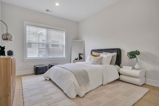 Building Photo - 14 Davis Dr