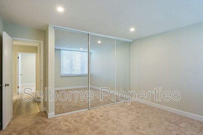 Building Photo - 601 Oakland Ave