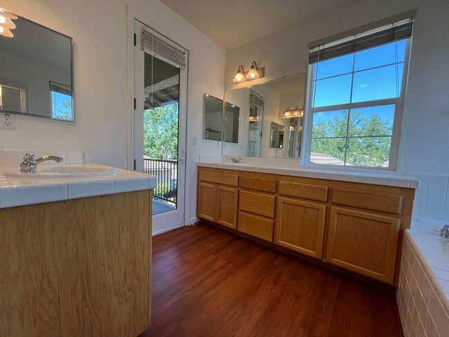 Building Photo - Spacious Folsom Parkway Home Near Park wit...