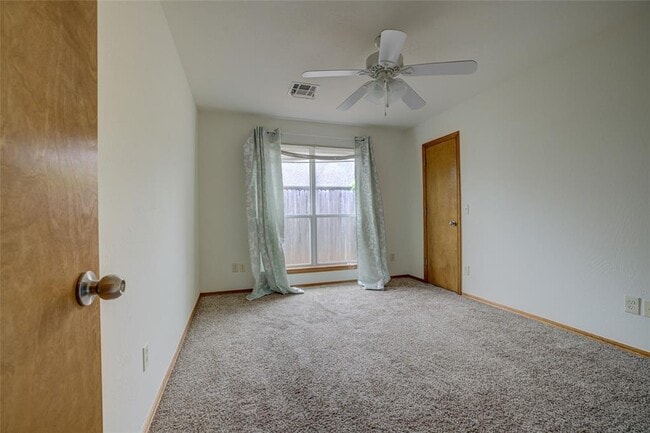 Building Photo - 913 Elm Creek Dr