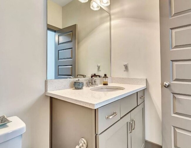 Building Photo - 3BR/3.5BA, Three story Townhome in the Nat...