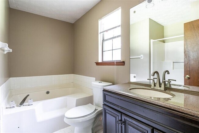 Building Photo - 310 Summerwood Ln