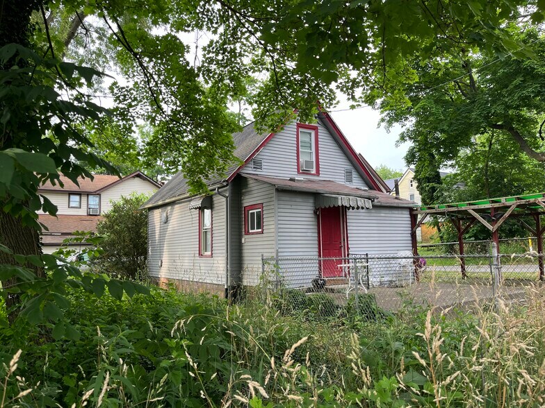 Building Photo - 684 N Broadway Ave
