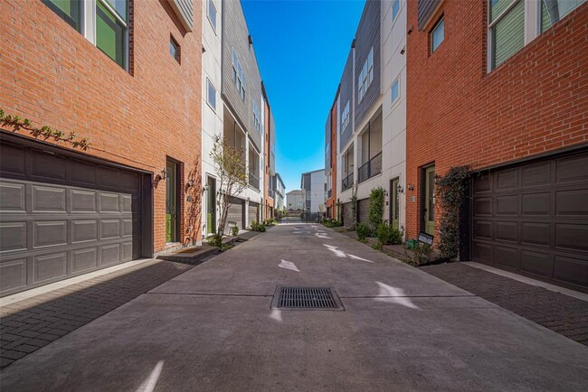 Building Photo - 9644 Riddlewood Ln