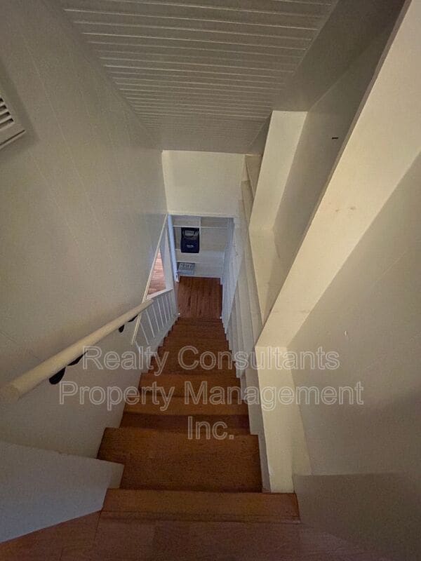 Building Photo - 2461 Lyndhurst Ave