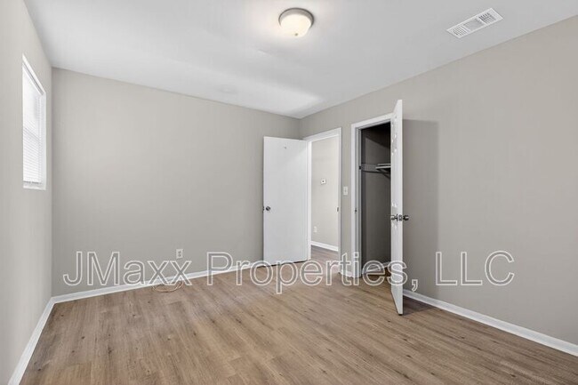 Building Photo - 7 Roper Dr