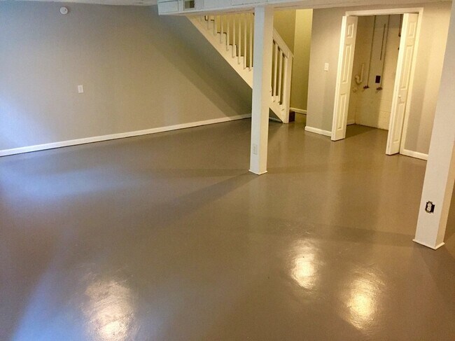 Building Photo - COMING SOON... Spacious 3R/1.5BA in Wilson...