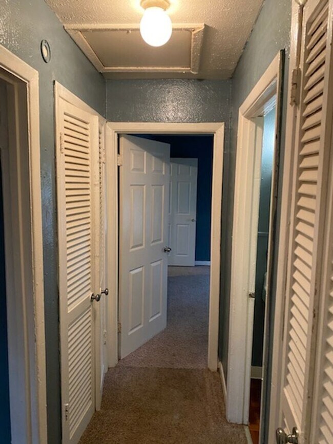 Building Photo - 2 Bedroom 1 Bath available soon