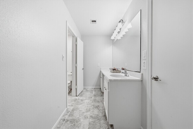 Building Photo - 727 Bunker Hill Rd