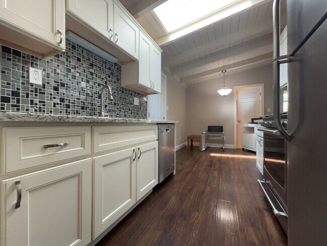 Building Photo - Updated 3 bedroom close to downtown and UC...