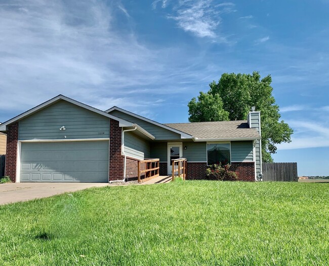 Primary Photo - 4 bed, 3 bath Home w/ 2 car garage in Hays...