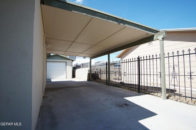 Building Photo - 6201 Tesuque Dr