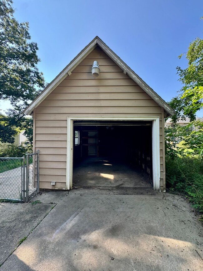 Building Photo - 3002 Woodland St