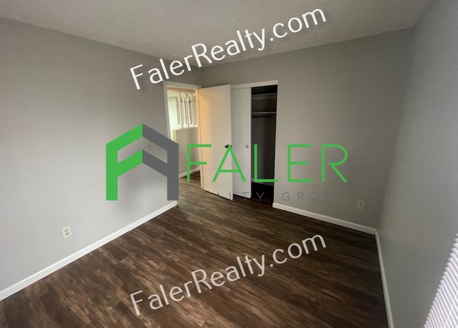 Building Photo - 2 bedroom, 1.5 bath apartment available now!