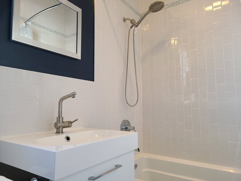 Shower wand - 530 Tompkins Ave