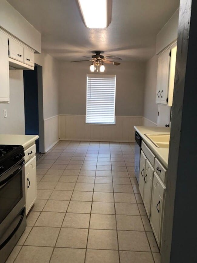 Building Photo - 5222 Clearwater Ct