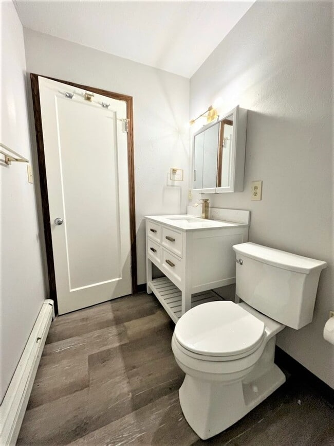 Building Photo - Newly Renovated 3 Bed, 2 Bath With Amazing...