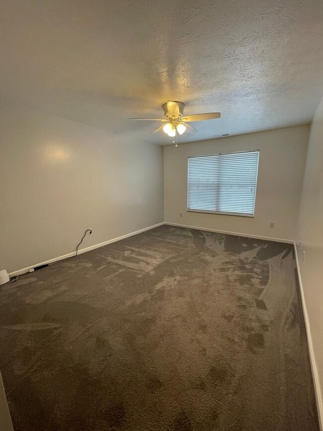 Building Photo - Gorgeous Three Bedroom Single-Family Home